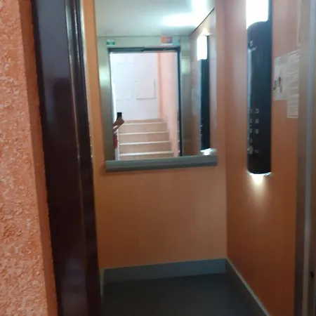 Mochiri - アパート